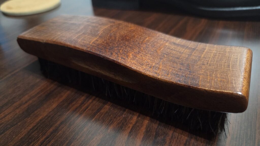 スタンダードプロダクツの馬毛ブラシ。持ちやすいカーブ形状で革靴のホコリ落としに使える