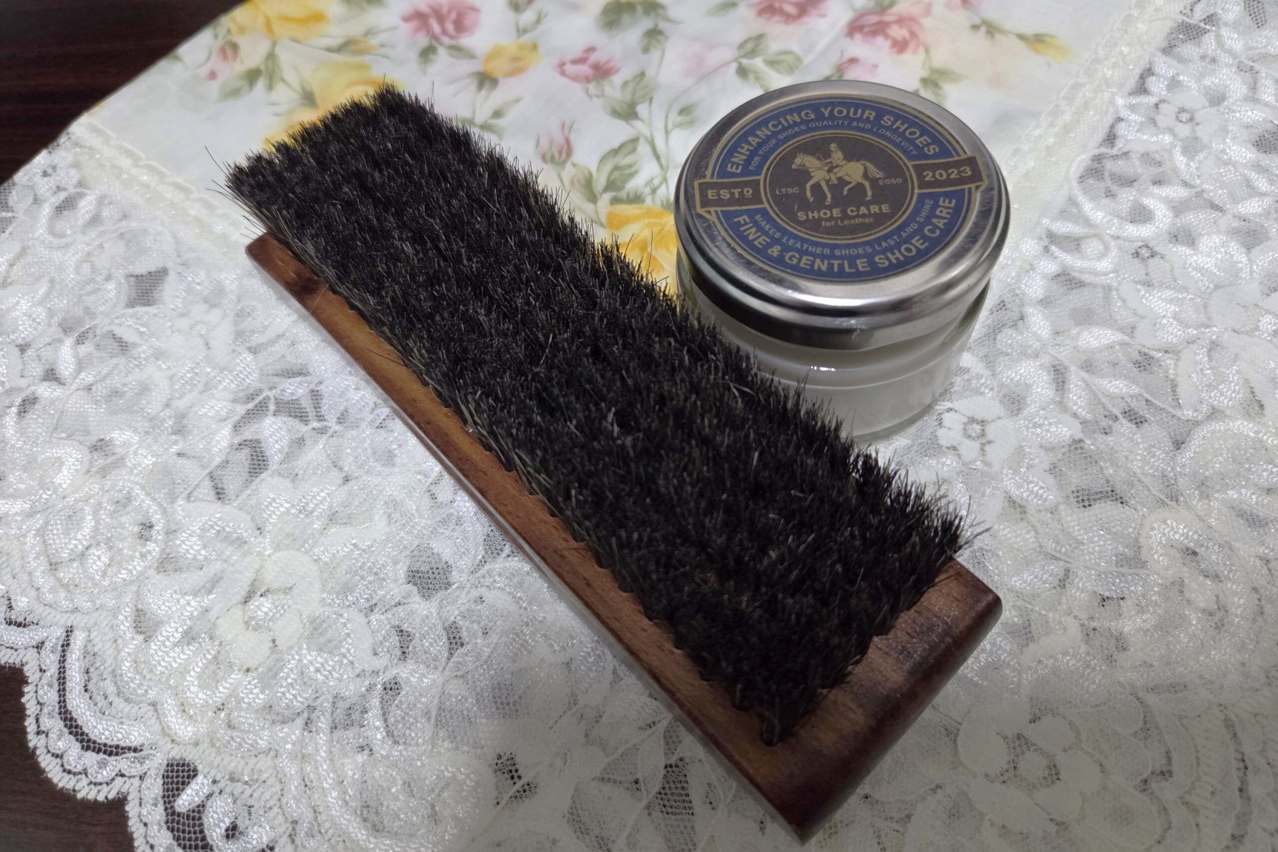 スタンダードプロダクツのシューケア用品一式。馬毛ブラシと乳化性クリームを並べた写真