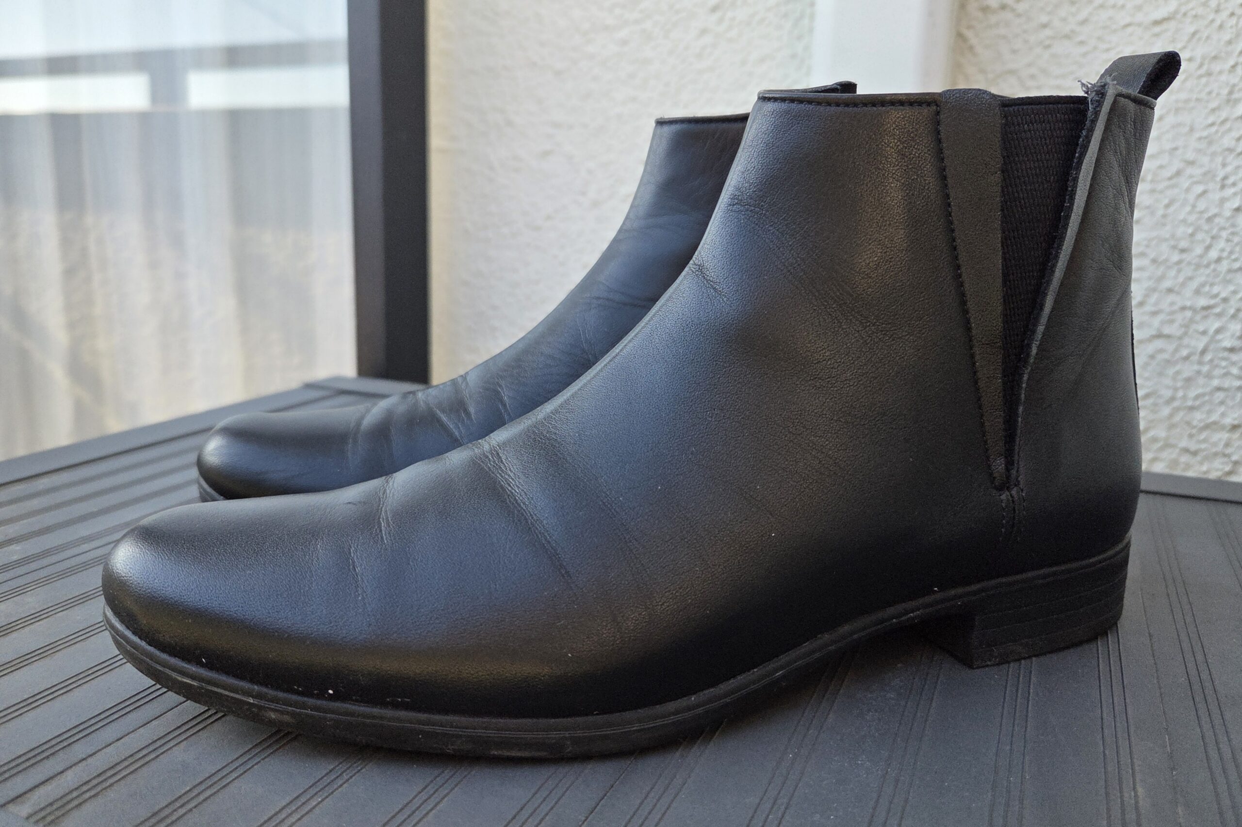 足首まで包み込む chausser トラベルシューズのサイドゴアデザイン