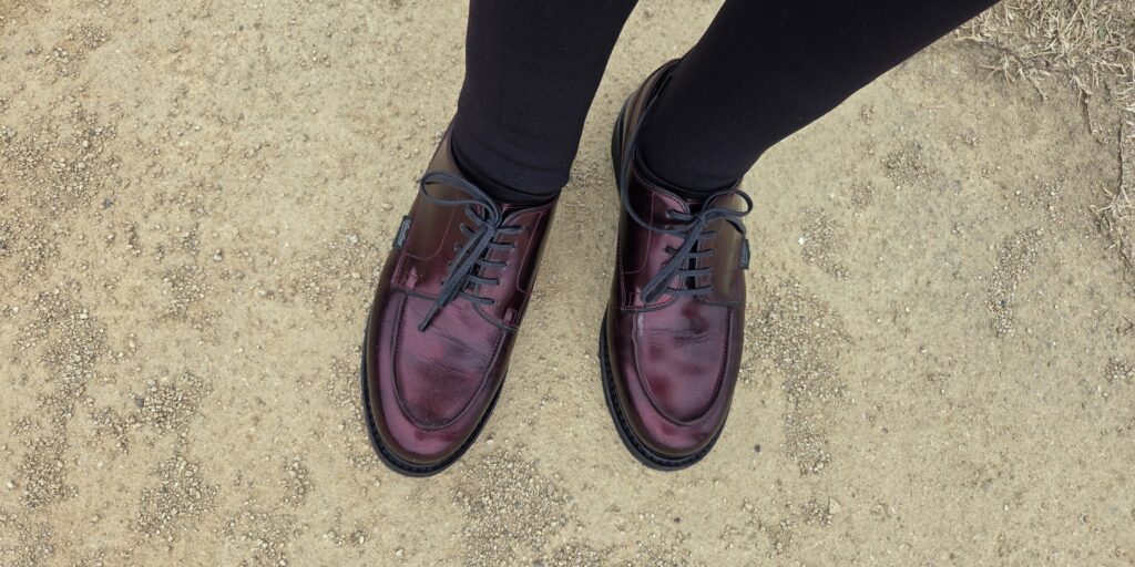 砂のある公園で撮った革靴
