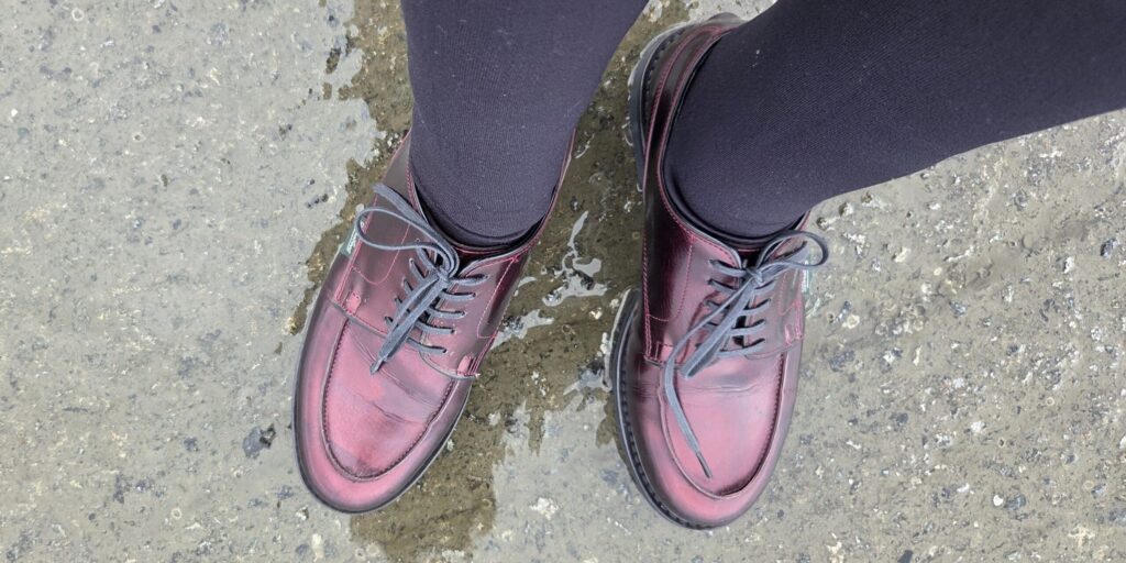 海水に濡れる場所でも躊躇せず歩けるガラスレザーの革靴