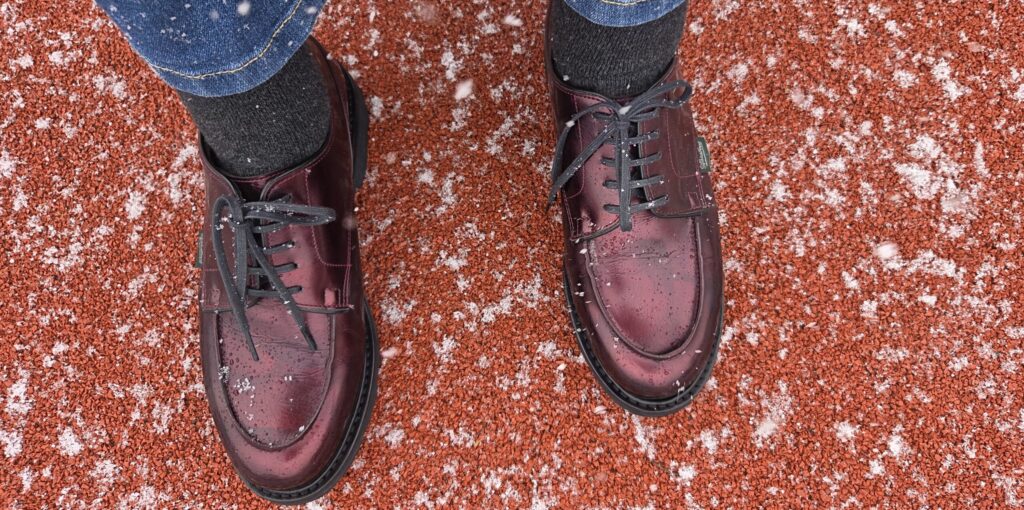 濡れた動物園の地面でも汚れを気にせず履けるガラスレザーの革靴