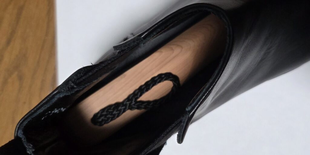 紐で出し入れできるマーケンのシューツリー。ブーツにも対応