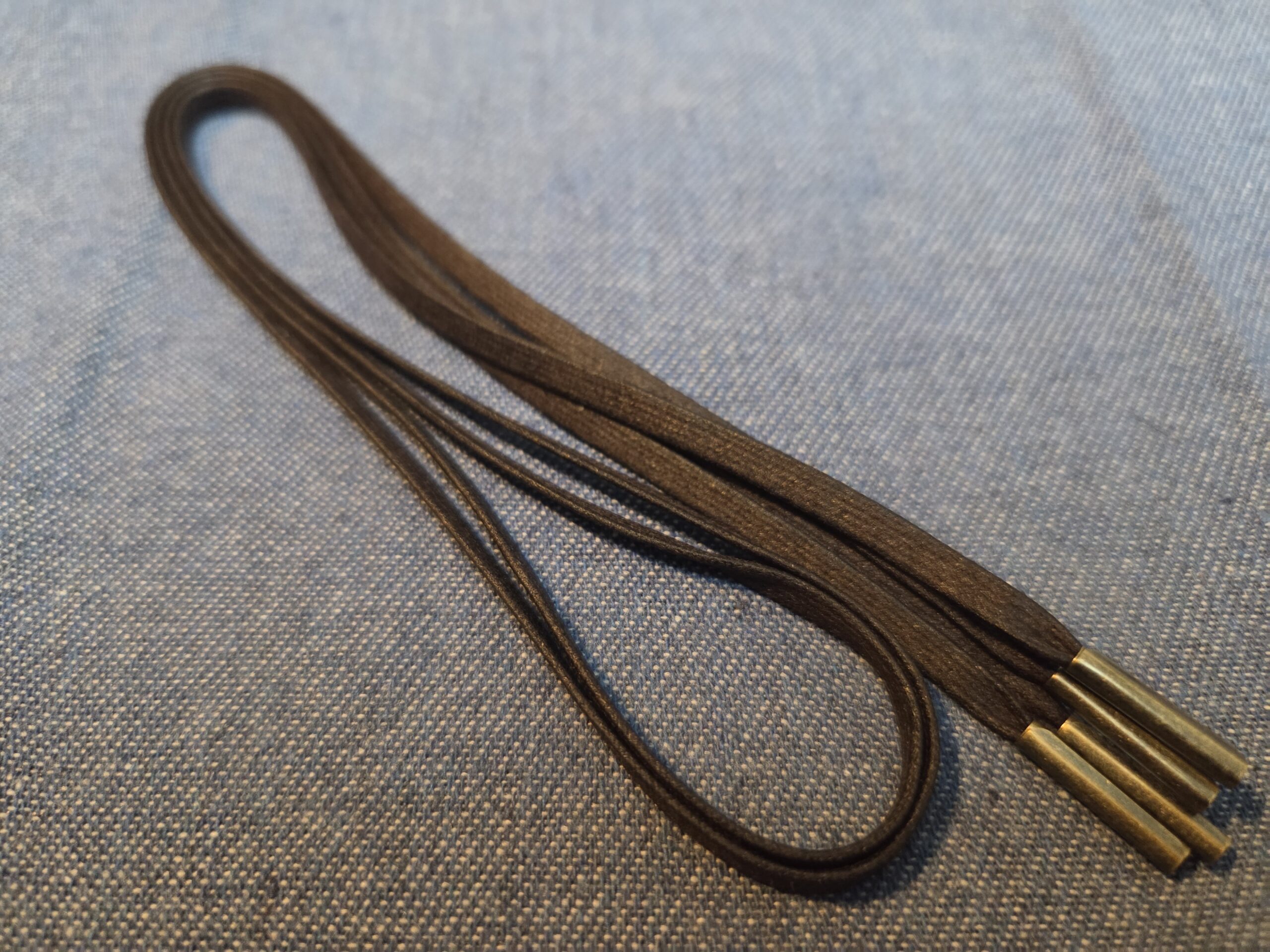 平紐の靴紐の接写写真