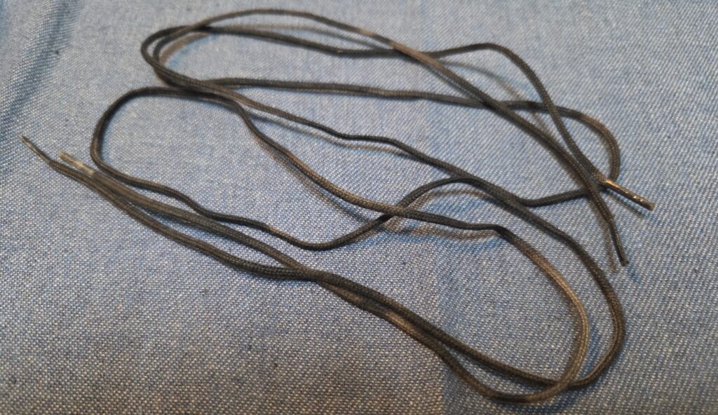 丸紐タイプの靴紐のアップ画像